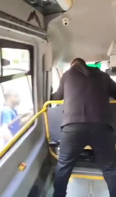 5 TL’lik eksik ödeme yüzünden minibüs karıştı Bursa’nın Yıldırım ilçesinde minibüs ücretini 5 TL eksik ödediği iddia