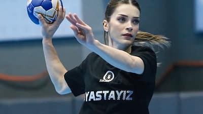 Başarılı sağ kanat oyuncusu, yeni sezonda da Bursa Büyükşehir Belediyespor