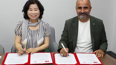 Güney Kore’nin Hwaseong kentinde bulunan Isol Temel Eğitim Okulu’nun yöneticileri,