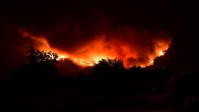 Ağlaşan’da başlayıp hızla yayılan orman yangını nedeniyle Gürsu'daki Karahıdır Mahallesi