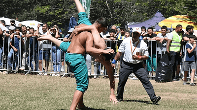 İznik’te düzenlenen geleneksel karakucak güreşlerinde kıran kırana mücadele yaşandı. Güreş