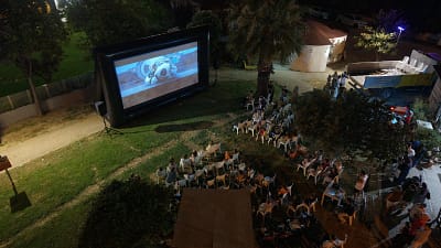 Gemlik Belediyesi, yaz etkinlikleri kapsamında düzenlediği açık hava sinema gösterimleriyle