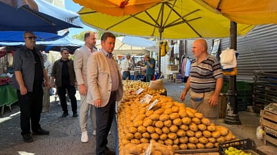 Osmangazi Belediye Başkanı Erkan Aydın, Muradiye Mahallesi’ndeki pazar yerinde esnaf
