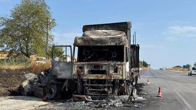Bursa’nın İznik ilçesinde çamaşır makinesi yüklü tır yanarken meydana gelen