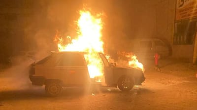 Bursa'nın İnegöl ilçesinde seyir halindeki bir otomobil motor kısmından alev