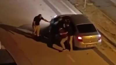 Bursa’da trafikte çıkan tartışma kavgaya dönüştü. İki kişi, araç sürücüsünü