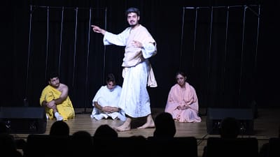 Osmangazi Belediyesi’nin ev sahipliğinde düzenlenen anma gecesinde Genco Erkal’ın hayatı