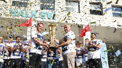 2025 Hentbol Erkekler Süper Kupası’nı kazanan Nilüfer Belediyespor, şampiyonluk kupasını