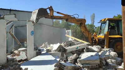 Yenişehir'de tarım alanlarını koruma adına 14 kaçak yapının yıkıldığı, Başkan