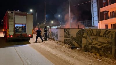 Akhisar Mahallesi’nde yapımı süren site inşaatında bekçinin yaktığı ateş paniğe