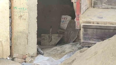 Bursa’nın İnegöl ilçesinde inşaatta üzerine 50 kiloluk kova düşen 33