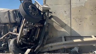 Bursa'nın Mustafakemalpaşa ilçesi Koşuboğazı Mahallesi’nde freni patlayan kamyon köprü ayaklarına