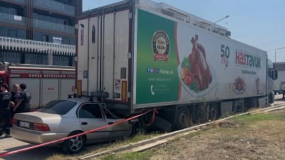 Nilüfer’de seyir halindeki otomobilin park halindeki tıra çarpması sonucu sürücü