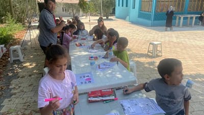 Bursa'nın Gürsu ilçesinde orman yangınından etkilenen Karahıdır Mahallesi'ndeki çocuklar griye