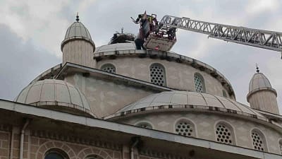 Bursa İznik’te cami kubbesindeki yuvasında mahsur kalan leylek, itfaiyenin üçüncü