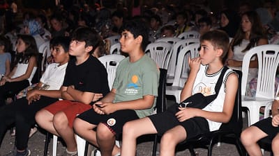 Osmangazi Belediyesi’nin mahallelerde düzenlediği açık hava sinema gösterimleri, minik izleyicilere