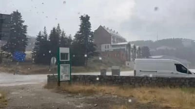 Bursa'da aşırı sıcaklıklardan bunalan vatandaşlar, 5 dakika etkili olan yağmurla