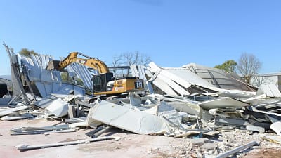 Nilüfer Belediyesi, kaçak yapılaşmayla mücadelesi kapsamında Ürünlü Mahallesi’nde biri fabrika,