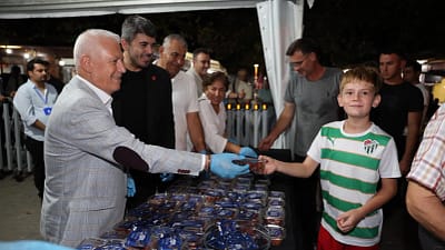 Bursa Büyükşehir Belediyesi, Mevlid Kandili dolayısıyla 17 ilçede vatandaşlara tatlı