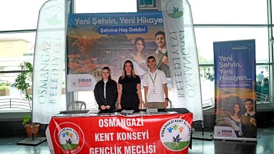 Osmangazi Belediyesi, üniversite eğitimi için Bursa’ya gelen gençleri bilgilendirme stantlarında