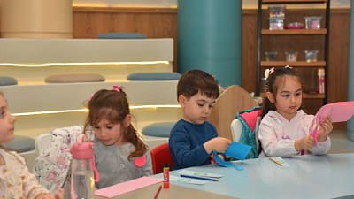 Yıldırım Belediyesi, çocukların yaratıcılıklarını keşfetmeleri, el becerilerini geliştirmeleri ve eğlenerek