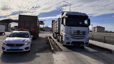 Edirne’nin Uzunköprü ilçesinde jandarma trafik ekipleri, tonaj sınırını yüzde 25