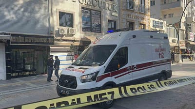 Mardin’in Kızıltepe ilçesinde kuyumcular arasında çıkan sopalı ve tekmeli kavga