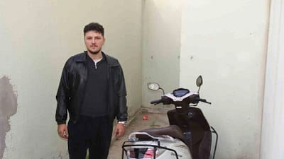 Eskişehir’de 23 yaşındaki kuryenin kontak anahtarını üzerinde bıraktığı motosiklet, bakkala