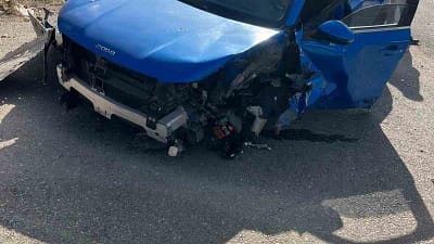 Kırşehir Şehitlik Kavşağında kontrolden çıkan otomobil refüje çıkarak aydınlatma direğine