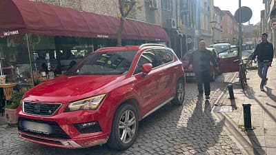 Eskişehir’de bir sürücünün otomobilini ara sokağın ortasına bırakıp işini halletmeye