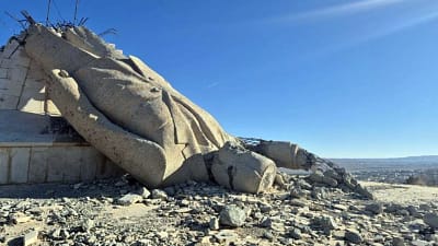 Suriye’de Esad rejiminin yıkılmasının ardından halk tarafından devrilen Hafız Esad’ın