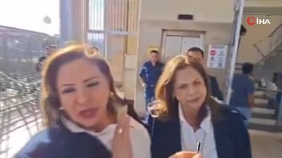 Honduras Ulusal Kongresi önünde konuşan milletvekili Gladis Aurora Lopez, arkasından