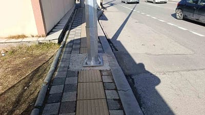 Afyonkarahisar Açık Cezaevi önünde engelliler için yapılan kaldırımdaki özel yolun