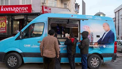 Canik Belediyesi’nin Gönül Sofrası İkram Aracı sabahın erken saatlerinde öğrencilere