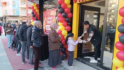 Batman’da açılan yeni dönerci, açılışa özel düzenlediği etkinlikte bin kişiye