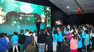 Samsun’da Cumhuriyet Meydanı’nda kurulan Ramazan Sokağı’nda düzenlenen bilim atölyeleri çocuklardan