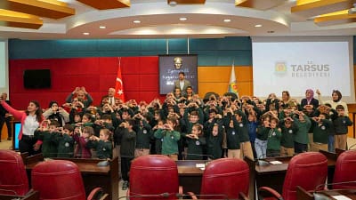 Mersin’in Tarsus ilçesinde ilkokul öğrencileri belediyeyi ziyaret ederek yerel yönetimlerin
