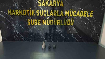 Sakarya’da düzenlenen operasyonda uyuşturucunun yanı sıra el bombası ve havan