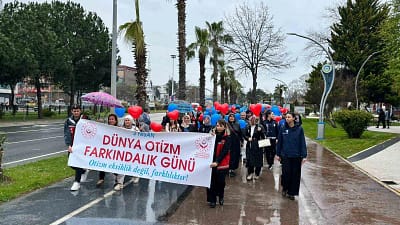 Otizm farkındalığı için Fatsa’da düzenlenen yürüyüşte mesaj netti. Katılımcılar pankartlarla