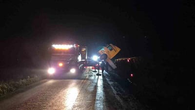 Bilecik Osmaneli’de kontrolden çıkan tır devrildi. Can kaybı yaşanmazken İznik–Pamukova