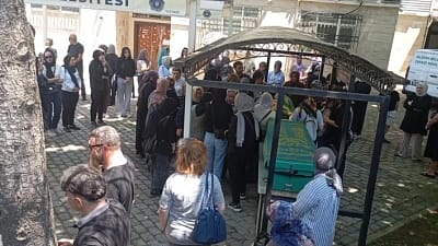 Bursa’nın Nilüfer ilçesinde bayram temizliği yaptığı sırada cam silerken binanın