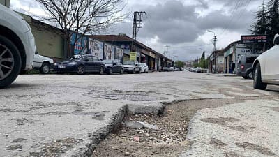 Yollardaki bakım eksikliği sebebiyle araçlarda meydana gelen lastik yarılması, jant