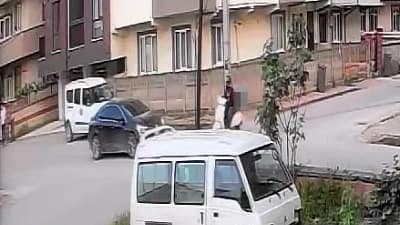 Bursa’nın İnegöl ilçesinde otomobil ile çarpışan motosikletli yaralandı. Kaza anı