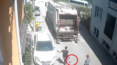 Bursa’da sokak üzerinde çöp toplayan temizlik işçilerinin, futbol topu ile