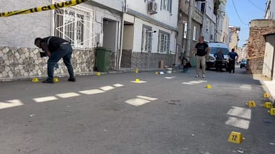Bursa’nın Osmangazi ilçesinde husumetlisinin sokak ortasında pusuya düşürdüğü şahıs, vücuduna