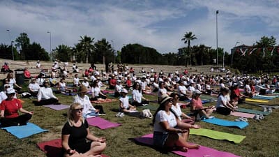 Büyükçekmece’de Dünya Yoga Günü kapsamında düzenlenen etkinlikte yüzlerce kadın yoga