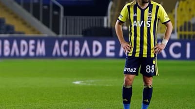 Kariyerinde Galatasaray, Fenerbahçe ve Beşiktaş formaları giyen 37 yaşındaki Caner