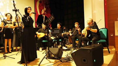 “Her Telden” Konseri büyük beğeni topladı Balıkesir Necatibey Eğitim Fakültesi öğretim üyelerinden oluşan NEF Personel Korosu