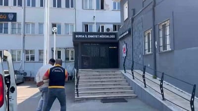 Bursa’nın Osmangazi ilçesinde aralarında husumet kişiyi sokak ortasında silahla yaralayan