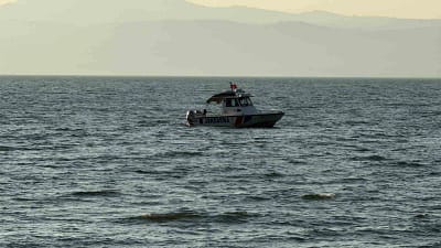 Bursa’da oğlu ile yüzmek için İznik Gölü’ne giren emekli polis